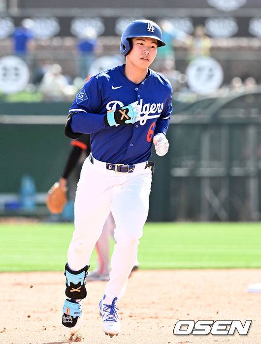 [OSEN=글렌데일(미국), 이대선 기자] '코리안 데이'였다.&nbsp;이정후(샌프란시스코 자이언츠)와 김혜성(LA 다저스)이 맞대결에서 나란히 맹활약했다. &nbsp;LA 다저스와 샌프란시스코 자이언츠는 2일(이하 한국시간) 미국 애리조나주 글렌데일의 캐멀백 랜치에서 2025 메이저리그 시범경기를 치렀다.&nbsp;이날 김혜성은 8번 유격수로,&nbsp;이정후는 3번 중견수로 각각 선발 출장했다. 이정후가 총알 2루타로 선제 타점을 올리자, 7푼 타율로 마음고생을 하던 김혜성은 시범경기 첫 홈런포를 터뜨렸다.5회말 1사에서 LA 다저스 김혜성이 좌월 솔로 홈런을 치고 그라운드를 돌고 있다. 2025.03.02 / sunday@osen.co.kr