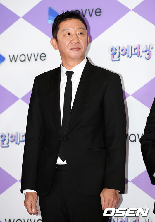 [OSEN=조은정 기자] 28일 오후 서울 마포구 SBS 프리즘타워에서 ‘2019 SBS 연예대상’ 포토월 행사가 열렸다.올해 SBS 예능은 신규 프로그램이 대거 쏟아지는 상황에서도 높은 화제성과 시청률을 거머쥐며 굳건한 인기를 과시했다. ‘동상이몽2-너는 내 운명’, ‘불타는 청춘’, ‘백종원의 골목식당’, ‘미운우리새끼’ 등 대다수의 프로그램이 꾸준히 동시간대 1위를 차지하며 ‘예능 강자’의 입지를 굳혔다. 아울러 ‘리틀포레스트’, ‘맛남의 광장’ 등의 신규 프로그램 역시 호평을 받으며 안착했다. 그런 가운데 ‘2019 SBS 연예대상’ 대상 트로피는 과연 누구에게 돌아갈지 이목이 쏠리고 있다.농구감독 허재가 포즈를 취하고 있다. /cej@osen.co.kr