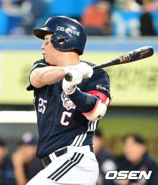 [OSEN=대구, 김성락 기자] 2일 대구 삼성라이온즈파크에서 '2025 신한 SOL Bank KBO리그' 삼성 라이온즈와 두산 베어스의 경기가 열렸다. 홈팀 삼성은 후라도, 두산은 잭로그를 선발로 내세웠다. 3회초 2사 1, 2루 두산 양의지가 동점 1타점 적시타를 날리고 있다. 2025.05.02 / ksl0919@osen.co.kr