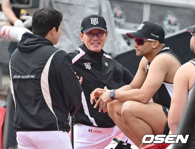 [OSEN=김성락 기자] KT 이강철 감독이 윌리엄 쿠에바스와 이야기를 나누고 있다. 2025.04.12 / ksl0919@osen.co.kr