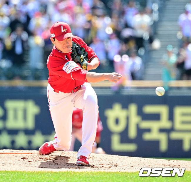 [OSEN=잠실, 지형준 기자] 4일 오후 서울 잠실야구장에서 2025 신한 SOL Bank KBO리그 LG 트윈스와 SSG 랜더스의 경기가 열렸다.이날 엘리에이저 에르난데스의 부상 대체 외국인투수로 LG에 입단한 코엔 윈이 KBO리그 데뷔전을 갖는다. SSG 선발은 박종훈.1회말 SSG 박종훈이 역투하고 있다. 2025.05.04 /jpnews@osen.co.kr