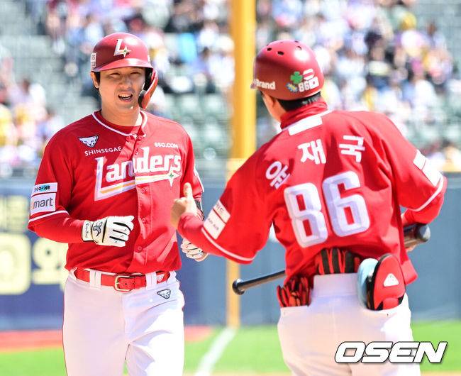 [OSEN=잠실, 지형준 기자] 4일 오후 서울 잠실야구장에서 2025 신한 SOL Bank KBO리그 LG 트윈스와 SSG 랜더스의 경기가 열렸다.이날 엘리에이저 에르난데스의 부상 대체 외국인투수로 LG에 입단한 코엔 윈이 KBO리그 데뷔전을 갖는다. SSG 선발은 박종훈.1회초 2사에서 SSG 최정이 좌월 솔로포를 날리며 미소짓고 있다. 2025.05.04 /jpnews@osen.co.kr