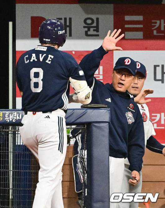 [OSEN=고척, 박준형 기자]  24일 오후 서울 고척스카이돔에서 ‘2025 신한 SOL BANK KBO리그’  키움 히어로즈와 두산 베어스의 경기가 진행됐다.이날 키움은 김연주를 두산은 콜어빈을 선발투수로 내세웠다.3회초 무사 1루 두산 케이브가 2점 홈런을 날리고 이승엽 감독과 하이파이브 하고 있다.   2025.04.24 / soul1014@osen.co.kr