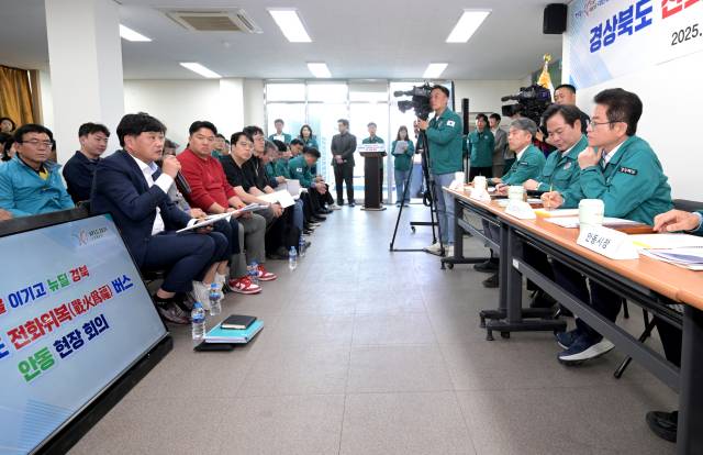 ▲민충홍 남후농공단지 산불피해대책위원장이 피해복구를 위한 특별법 제정, 행정절차 간소화, 기간 단축 등 체감 가능한 지원의 절실함을 호소하고 있다. ⓒ 경북도