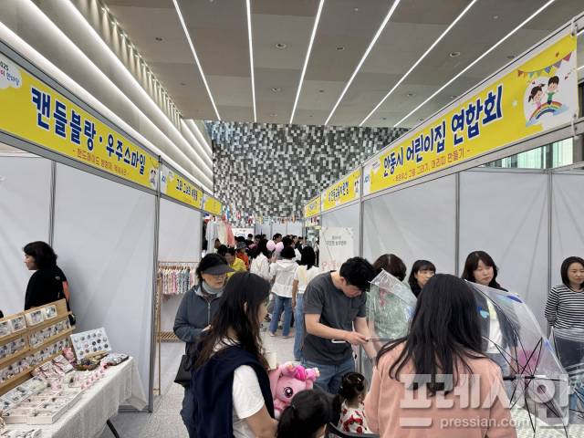 ▲현장 체험형 프로그램은 어린이뿐 아니라 보호자들에게도 흥미를 더하며 긴 대기 행렬을 만들었다. ⓒ 프레시안(김종우)