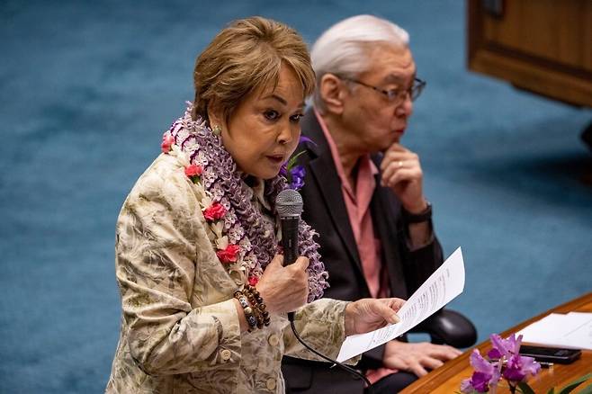 하와이 상원의원 로레인이 호놀룰루주 의사당에서 2일 숙박세 인상 관련 법안 연설을 하고 있다. AP 연합뉴스