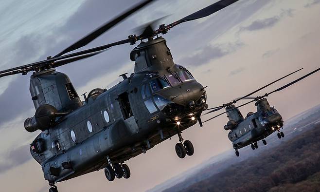 영국군 소속 CH-47 헬기들이 비행을 하고 있다. 영국 국방부 제공