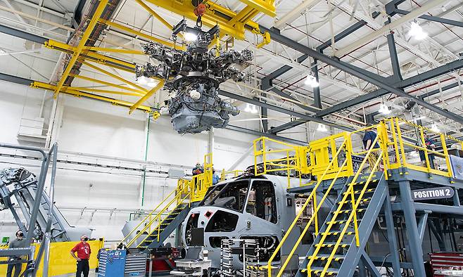 미국 록히드마틴 시코르스키 공장에서 CH-53K 헬기 기어박스를 기체에 결합하고 있다. 록히드마틴 제공