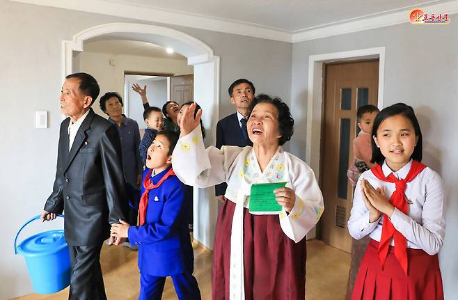 북한 노동당 기관지 노동신문은 1일 "새집들이 경사로 화성지구가 연일 흥성인다"며 새 주택에 들어선 인민들의 사연을 소개했다.