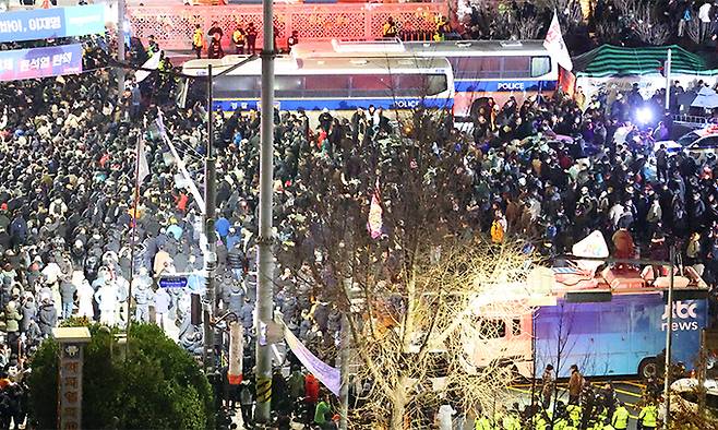 윤석열 대통령이 비상계엄을 선포한 가운데 4일 새벽 서울 여의도 국회의사당에 계엄령 선포에 반대하는 시민 및 이를 저지하는 경찰 병력들이 모여 혼잡스러운 상황을 빚고 있다. 연합뉴스