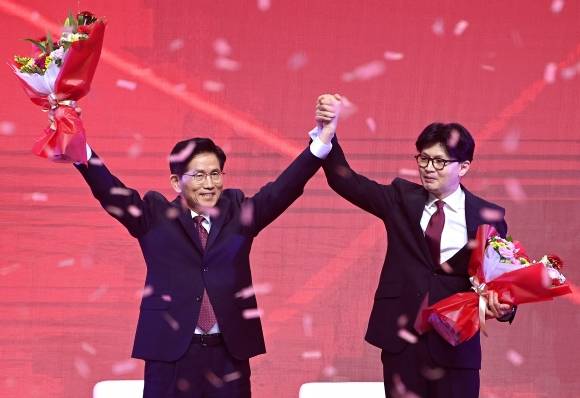 김문수 국민의힘 대선 후보가 3일 경기 일산 킨텍스에서 열린 제5차 전당대회에서 최종 후보로 확정된 뒤 기뻐하고 있다. 2025.5.3 홍윤기 기자