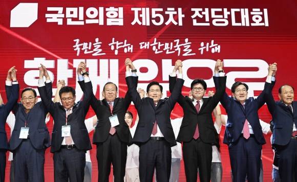 국민의힘 김문수 대선 후보가 3일  경기 일산 킨텍스에서 열린 제5차 전당대회에서 한동훈 후보, 국민의힘 지도부와 기념촬영을 하고 있다. 2025.5.3 홍윤기 기자
