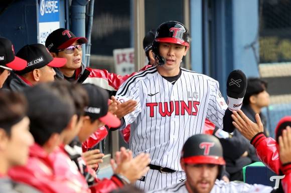 LG 트윈스 홍창기가 3일 서울 잠실야구장에서 열린 2025 KBO리그 정규시즌 SSG 랜더스와의 홈 경기에서 득점한 뒤 동료들과 하이파이브하고 있다. LG 트윈스 제공