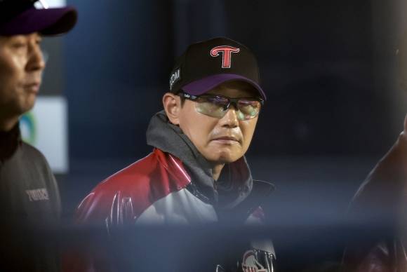 염경엽 LG 트윈스 감독이 2일 서울 잠실야구장에서 열린 2025 KBO리그 정규시즌 SSG 랜더스와의 홈 경기에서 선수들을 바라보고 있다. 뉴시스