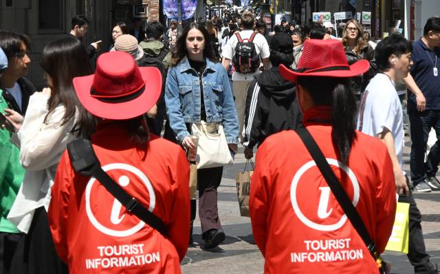 서울 중구 명동거리가 외국인 관광객들로 붐비고 있다. 오승현 기자