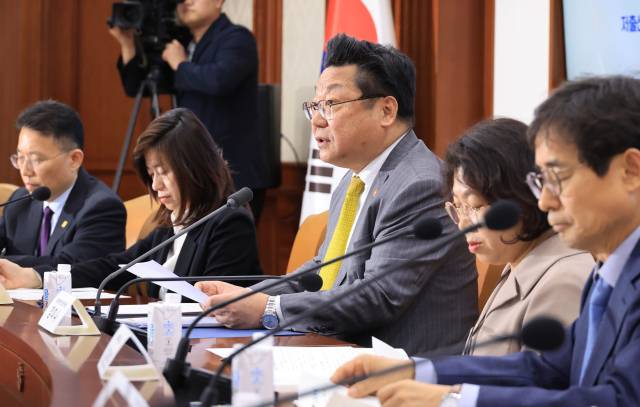 주형환 저출산고령사회위원회 부위원장이 지난달 29일 서울 종로구 정부서울청사에서 열린 제11차 인구비상대책회의에서 발언하고 있다. 연합뉴스