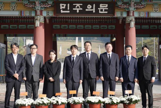 이준석 대선 후보와 개혁신당 지도부가 4일 광주 국립 5.18 민주묘지를 찾아 ‘민주의 문’ 앞에 서 있다. 사진제공=이준석 캠프