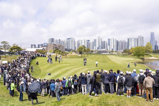 잭니클라우스GC 코리아를 찾아 브라이슨 디섐보의 경기를 지켜보는 구름 관중. AP연합뉴스