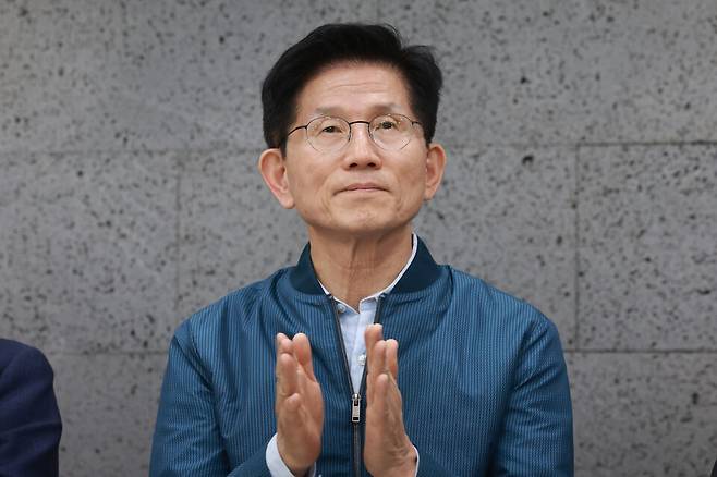 김문수 국민의힘 대선 후보가 4일 한센인 마을인 경기도 포천시 장자마을을 방문해 참석자 소개를 들으며 손뼉을 치고 있다. ⓒ연합뉴스