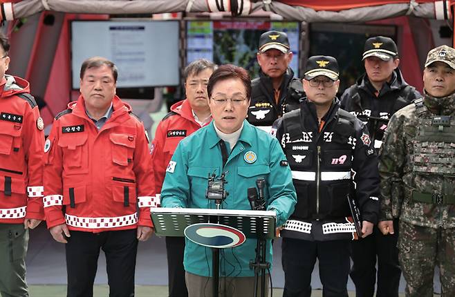 박완수 경남지사가 3월30일 산청군 사천면에 마련된 산불통합지휘본부에서 긴급 브리핑을 열고 진화 상황과 피해 지원 대책, 복구 계획 등을 설명하고 있다. ⓒ경남도