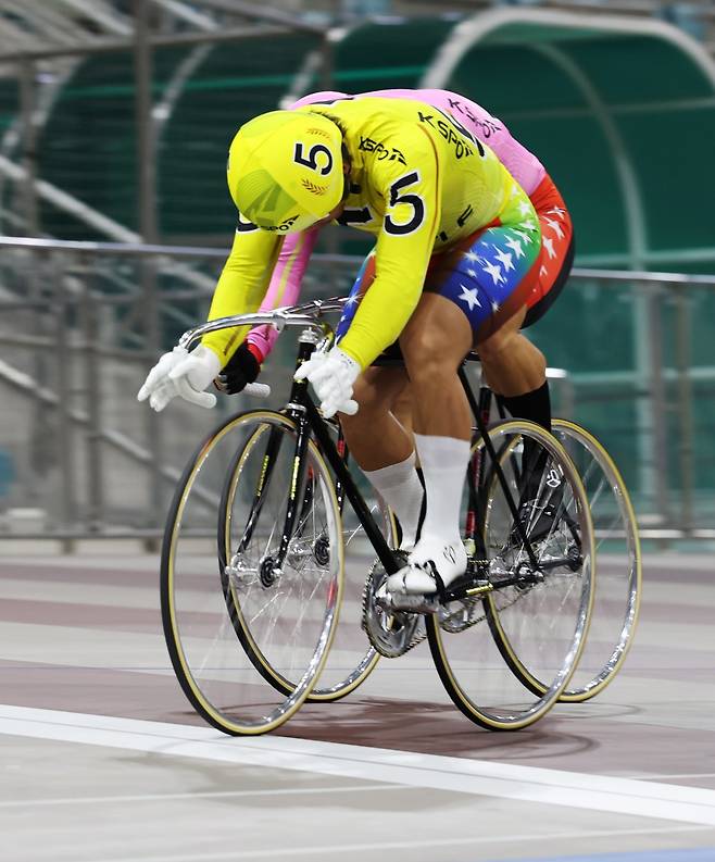 정종진(5번)이 5월 3일 광명스피돔 18회차 2일차 15경주에서 가장 먼저 결승선을 통과하며 최단 통산 500승의 기록을 세웠다    사진제공 ｜국민체육진흥공단