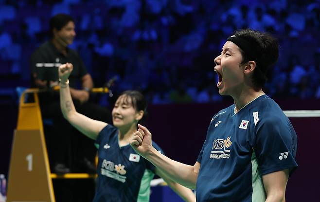 한국 서승재(오른쪽)-채유정이 3일 수디르만컵 인도네시아와 준결승에서 혼합복식에서 승리한 뒤 기뻐하고 있다. 신화연합뉴스