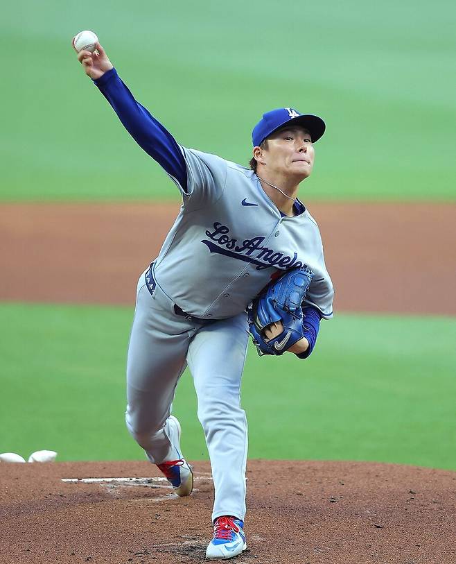 ▲ 야마모토는 6회 2사 후 오스틴 라일리에게 2루타를 허용하기 전까지 애틀랜타 타선을 상대로 노히트 경기를 펼쳤다. ⓒ연합뉴스/AFP