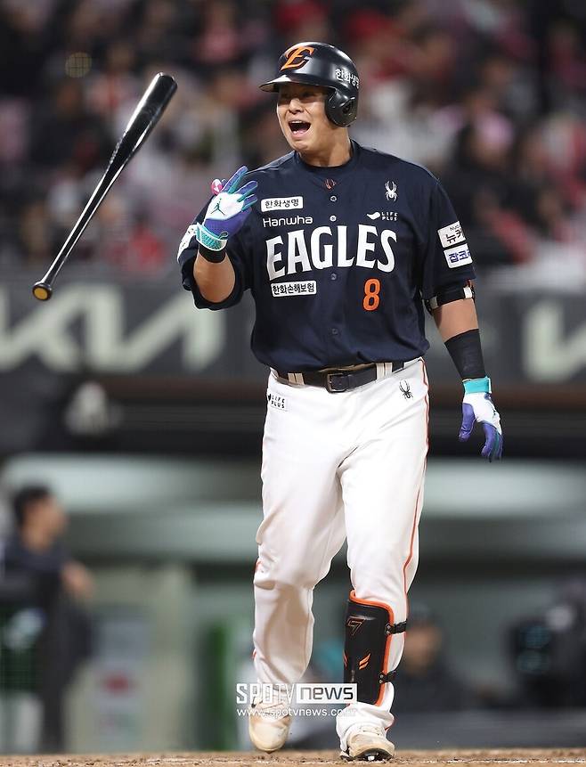 ▲ 2일 광주 KIA전에서 연장 11회 결승 솔로포를 치며 5연승을 이끈 노시환 ⓒ곽혜미 기자