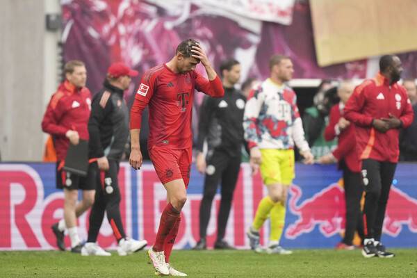 ▲ 바이에른 뮌헨이 김민재가 빠진 라이프치히전에서 극장골을 내주며 3-3으로 비겨 독일 분데스리가 우승 확정에 실패했다. 에릭 다이어가 선발로 나서 자동문 수비를 보여줬다. ⓒ연합뉴스/AP