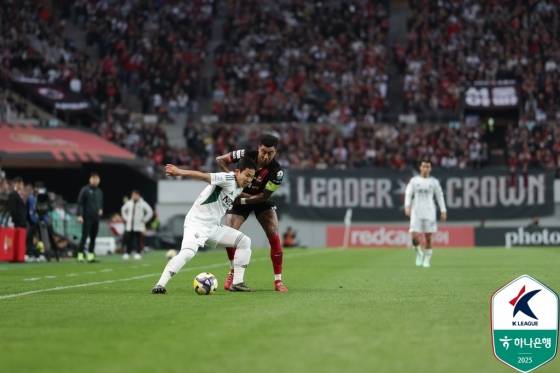 볼 경합 펼치는 김태현(왼쪽)과 린가드. /사진=한국프로축구연맹 제공