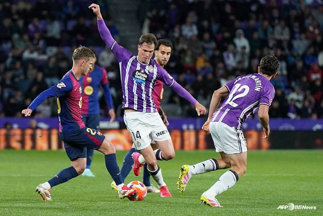 바르셀로나-바야돌리드(줄무늬 유니폼) 경기. /AFPBBNews=뉴스1