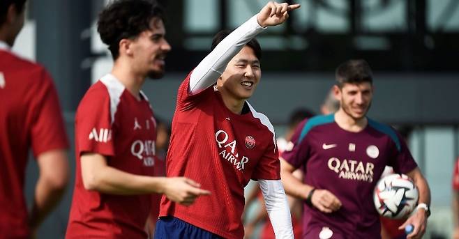 훈련하고 있는 이강인(가운데). /사진=PSG 공식 SNS