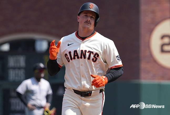 맷 채프먼이 만루홈런을 터트린 뒤 그라운드를 돌고 있다. /AFPBBNews=뉴스1