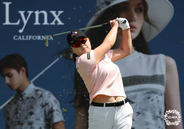 홍정민이 4일 KLPGA 투어 첫 메이저 대회 크리스에프앤씨 KLPGA 챔피언십 4라운드에서 아이언 티샷을 하고 있다. /사진=KLPGT 제공