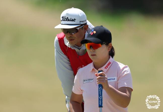 홍정민(오른쪽)이 캐디와 함께 그린 경사를 파악하고 있다. /사진=KLPGT 제공