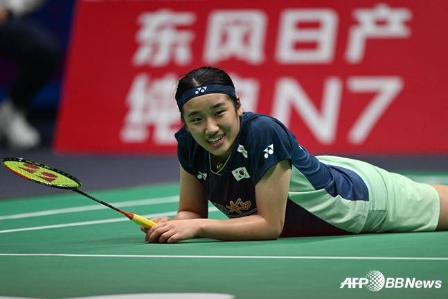 안세영이 4일 수디르만컵 중국과 결승전 여자 단식 경기에서 몸을 날린 수비를 한 뒤 엎드려 미소를 짓고 있다. /AFPBBNews=뉴스1