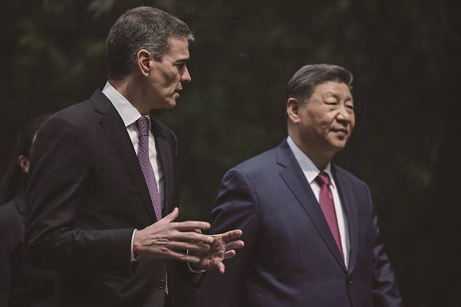 시진핑 중국 국가 주석은 트럼프발 관세전쟁을 두고 두렵지 않다며 자신감을 내비쳤다. 사진은 시 주석과 페드로 산체스 총리가 산책하는 모습. [사진 | 뉴시스]