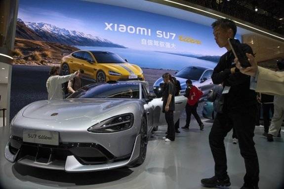 ‘오토 상하이 2025’에서 관람객들이 샤오미 전기차 ‘SU7 울트라’를 살펴보고 있다. 뉴시스