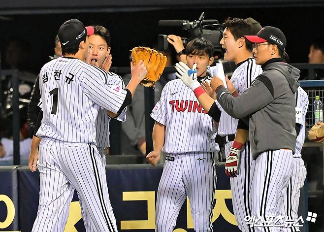 26일 오후 서울 송파구 잠실야구장에서 열린 '2025 신한 SOL Bank KBO리그' 한화 이글스와 LG 트윈스의 경기, 6회초 수비를 마친 LG 임찬규가 하이파이브를 하고 있다. 엑스포츠뉴스 DB