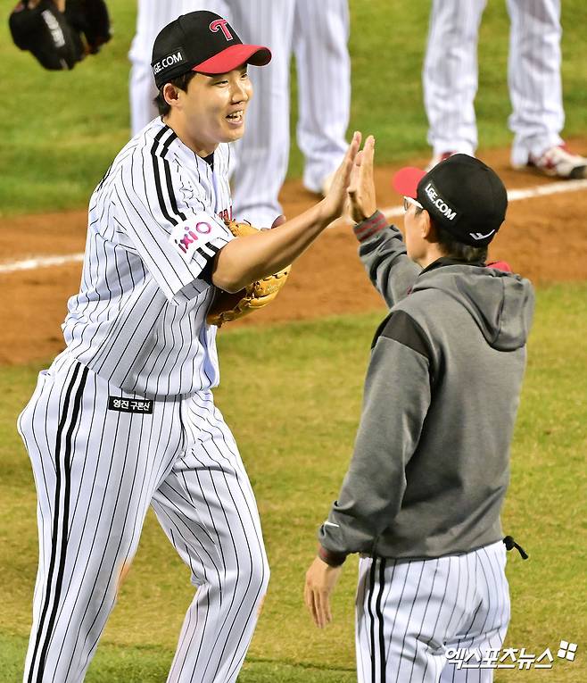26일 오후 서울 송파구 잠실야구장에서 열린 '2025 신한 SOL Bank KBO리그' 한화 이글스와 LG 트윈스의 경기, LG가 9이닝 2피안타 완봉승을 거둔 임찬규의 호투에 힘입어 한화에 4:0으로 승리했다.  이날 경기에서 승리한 LG 임찬규가 염경엽 감독과 하이파이브를 하고 있다. 엑스포츠뉴스 DB