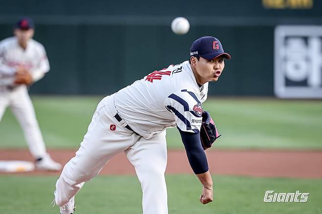 롯데 투수 박진은 지난 3일 사직구장에서 열린 '2025 신한 SOL Bank KBO 리그' NC와 주말 3연전 두 번째 경기에서 선발 등판했다. 최종 성적 3이닝 4실점으로 팀 패배를 지켜봐야 했다. 롯데 자이언츠