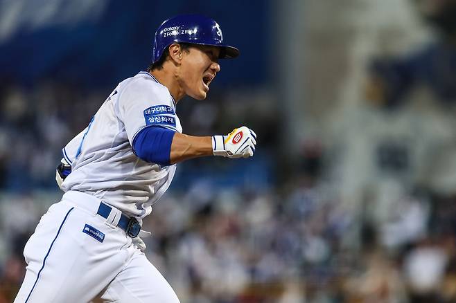 삼성 라이온즈 이성규가 경기에 출전해 홈런을 친 뒤 포효하고 있다. 삼성 라이온즈