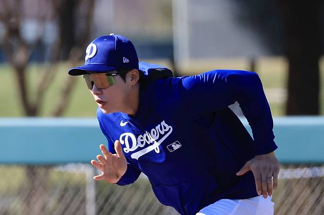 미국 메이저리그 LA 다저스의 김혜성이 4일(한국시간)  미국 조지아 애틀랜타의 트루이스트 파크에서 열린 2025 메이저리그 애틀랜타 브레이브스와의 원정 경기에 9회말 대수비로 출전, 1이닝을 소화했다. 역대 28번째 코리안 빅리거로 이름을 올리고 메이저리그 데뷔전을 성공적으로 마쳤다. 사진 연합뉴스