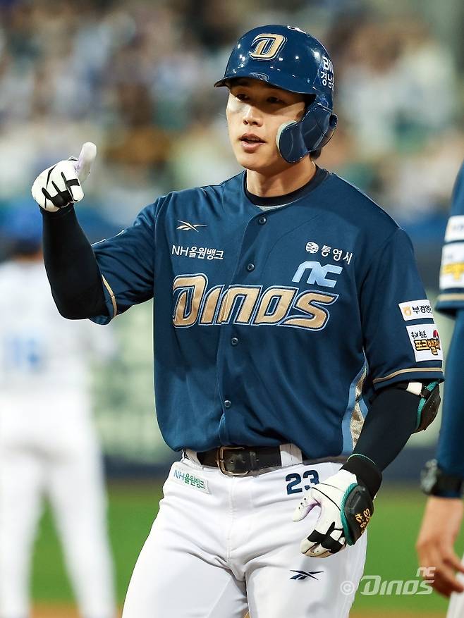 NC 외야수 천재환은 4일 사직구장에서 열린 '2025 신한 SOL Bank KBO 리그' 롯데와 주말 3연전 마지막 경기에서 7번타자 중견수로 선발 출전했다. 데뷔 첫 4안타 경기를 완성하며 팀 승리에 힘을 보탰다. NC 다이노스