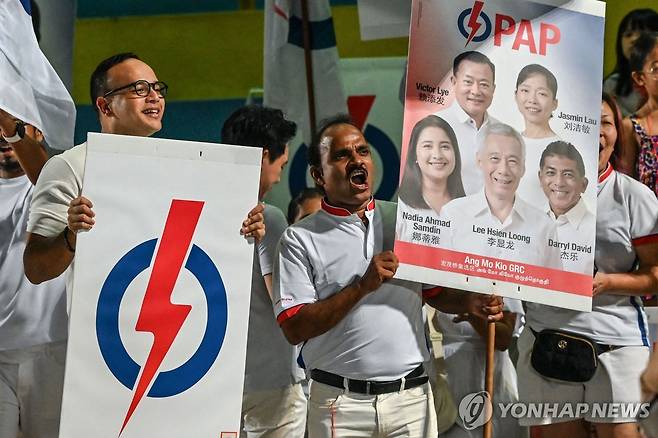 싱가포르 여당 PAP 지지자들 [AFP 연합뉴스 자료사진. 재배포 및 판매 금지]