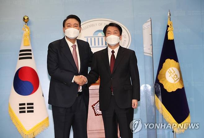 악수하는 윤석열·안철수 (서울=연합뉴스) 이정훈 기자 = 국민의힘 윤석열 대선 후보와 국민의당 안철수 대선 후보가 3일 오전 국회 소통관에서 단일화 기자회견을 마친 뒤 악수하고 있다. 2022.3.3 [국회사진기자단] uwg806@yna.co.kr