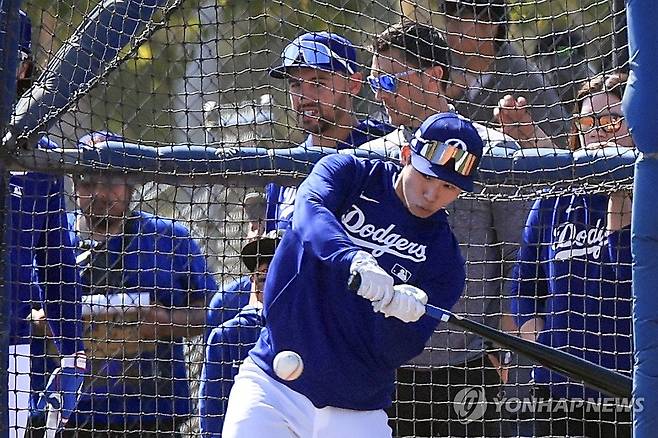 타격 훈련하는 다저스 김혜성 (글렌데일[미국 애리조나주]=연합뉴스) 신현우 기자 = 미국프로야구 메이저리그(MLB) 첫 시즌을 준비하는 로스앤젤레스 다저스 김혜성이 19일(현지시간) 다저스 스프링캠프가 열리고 있는 미국 애리조나주 글렌데일 캐멀백 랜치에서 타격 훈련하고 있다. 2025.2.20 nowwego@yna.co.kr