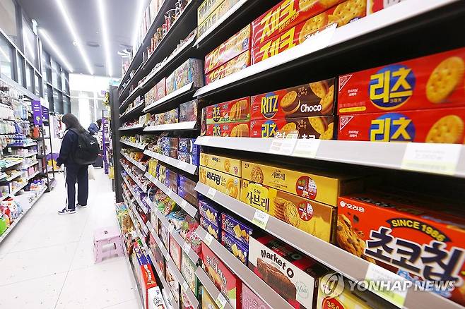과자도 음료도 라면도 올라…편의점서 1천원짜리로 살 게 없다 (서울=연합뉴스) 진연수 기자 = 지난달 14일 서울 시내 한 편의점 모습. 2025.5.4.