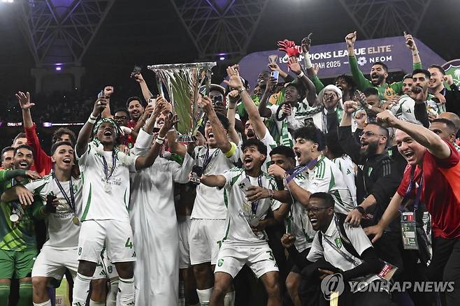 기뻐하는 알아흘리 선수들 [AP=연합뉴스. 재판매 및 DB금지]