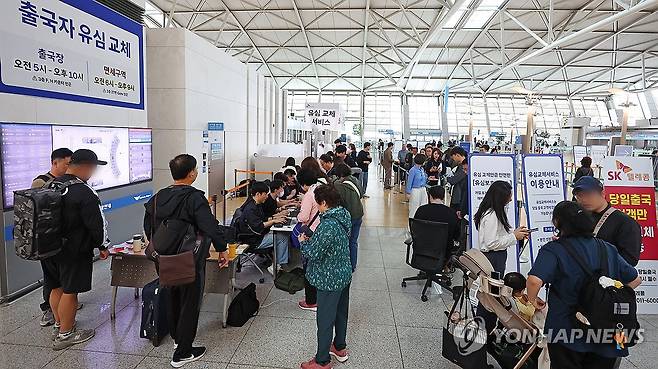 SKT '유심 교체 못 한 출국자, 피해 생기면 책임지고 보상' (영종도=연합뉴스) 김도훈 기자 = 4일 인천국제공항 제1여객터미널 출국장에 마련된 SK텔레콤 로밍센터에서 출국자들이 유심 교체를 위해 줄을 서고 있다. 2025.5.4 superdoo82@yna.co.kr